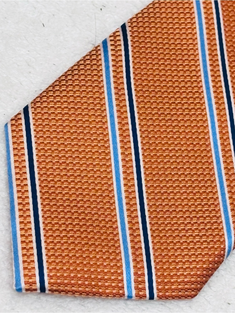 Brand New Stylish Tie By Jos A. Bank - Tie Is 3 1/4 Inches Wide